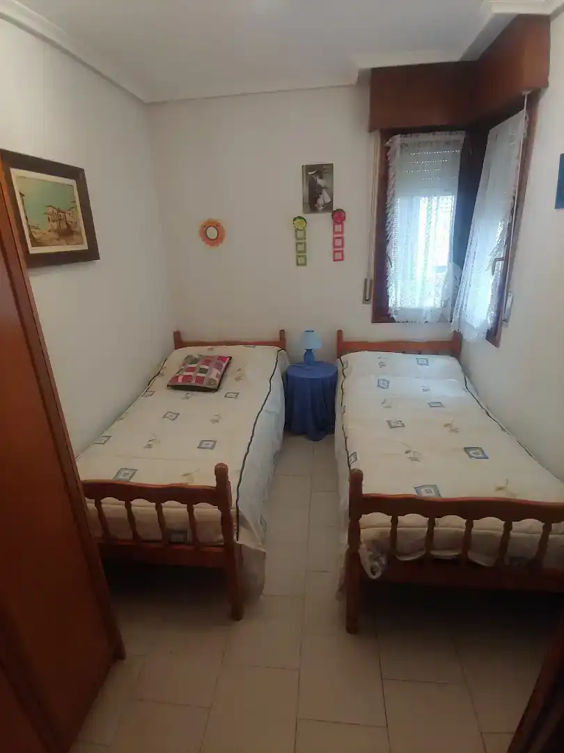 Schlafzimmer von Wohnungen zur Miete in Noja mit Möbliert, Waschmaschine und Mikrowelle