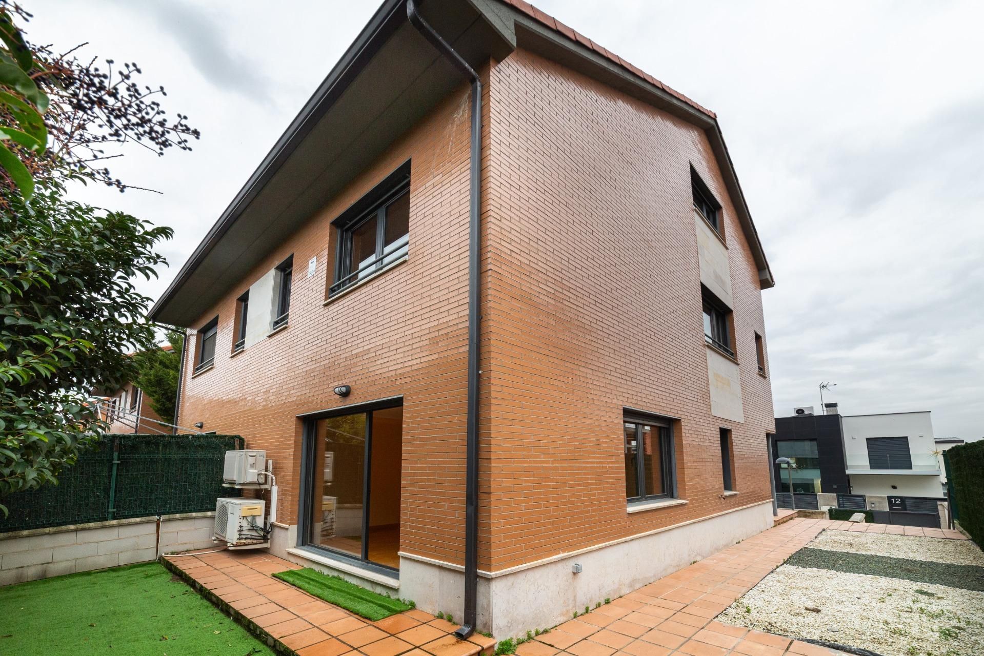 Vista exterior de Casa adosada en venta en Valladolid Capital con Calefacción, Jardín privado y Piscina comunitaria