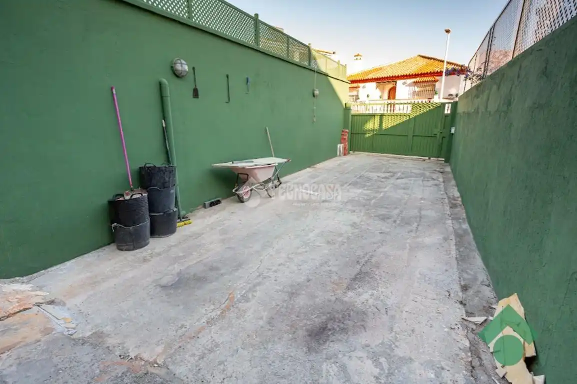 Houses for sale in Algeciras  with Heating and Swimming Pool