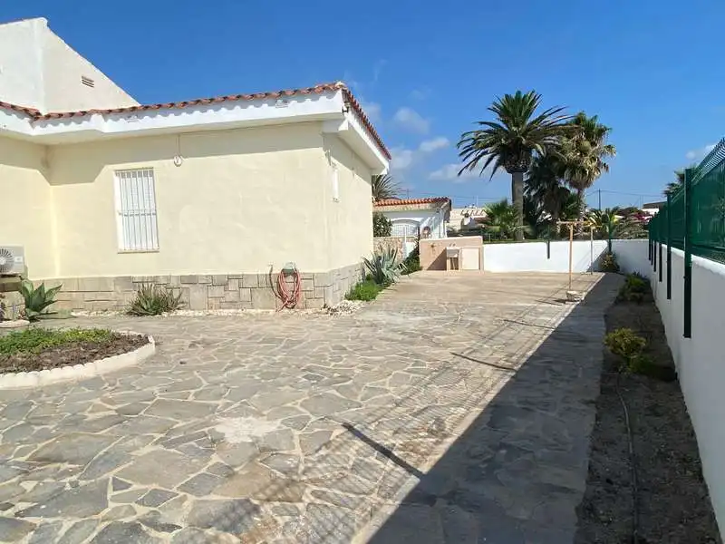 Vista exterior de Casa o xalet en venda en Vinaròs amb Aire condicionat i Jardí privat