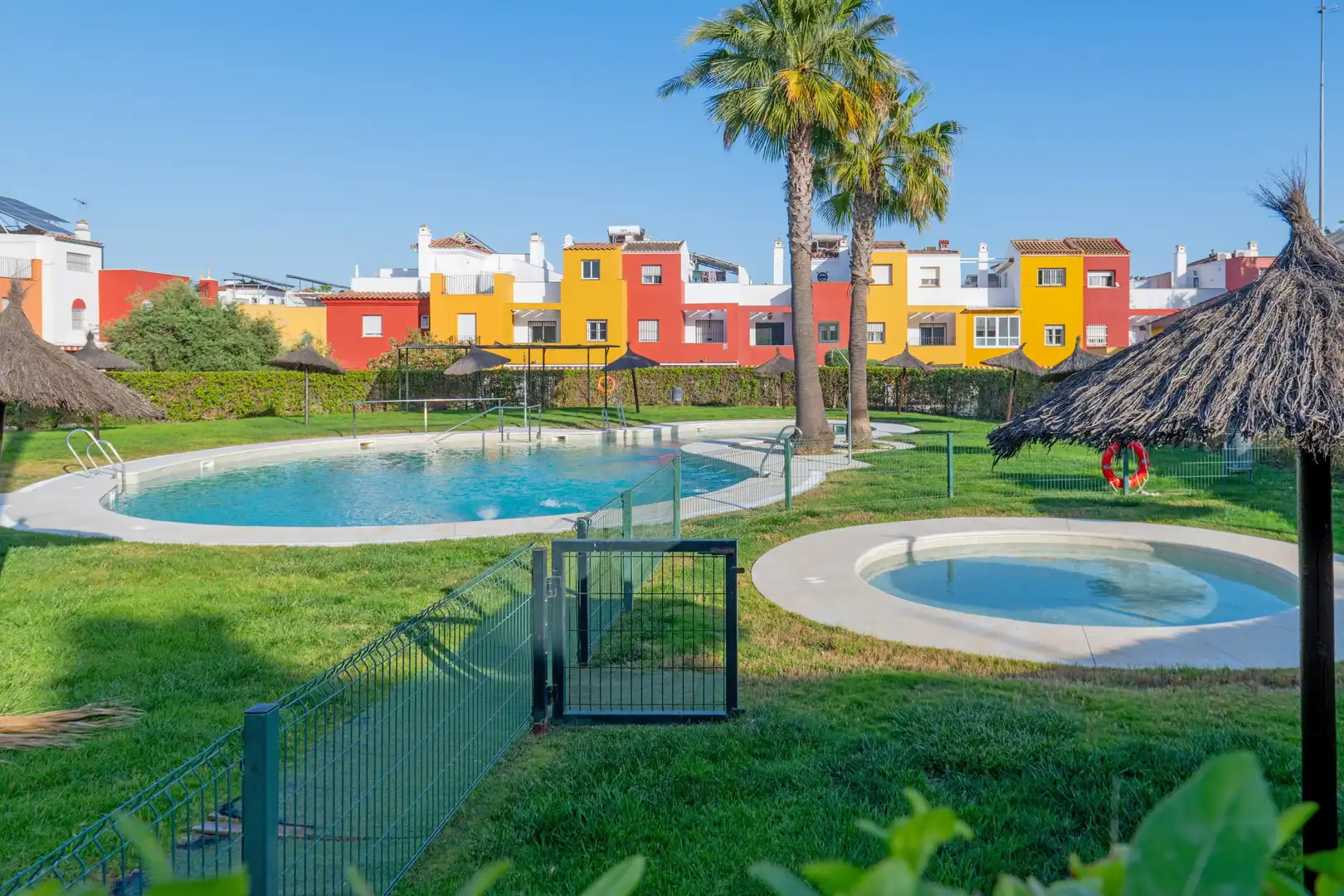 Vista exterior de Casa adosada en venda en Dos Hermanas amb Aire condicionat, Calefacció i Jardí privat