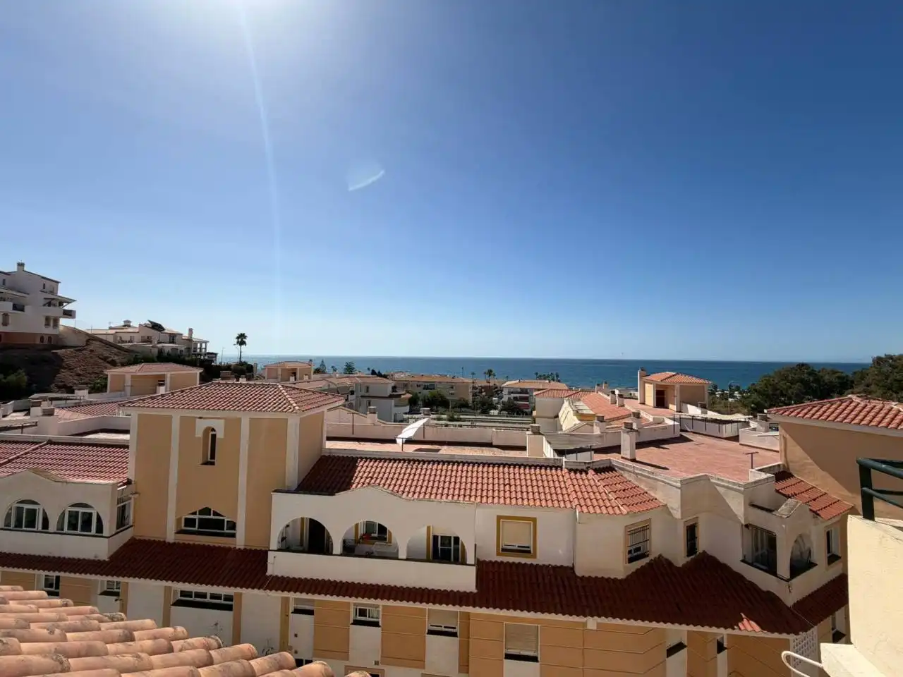 Vista exterior de Ático de alquiler en Rincón de la Victoria con Terraza, Amueblado y Piscina comunitaria
