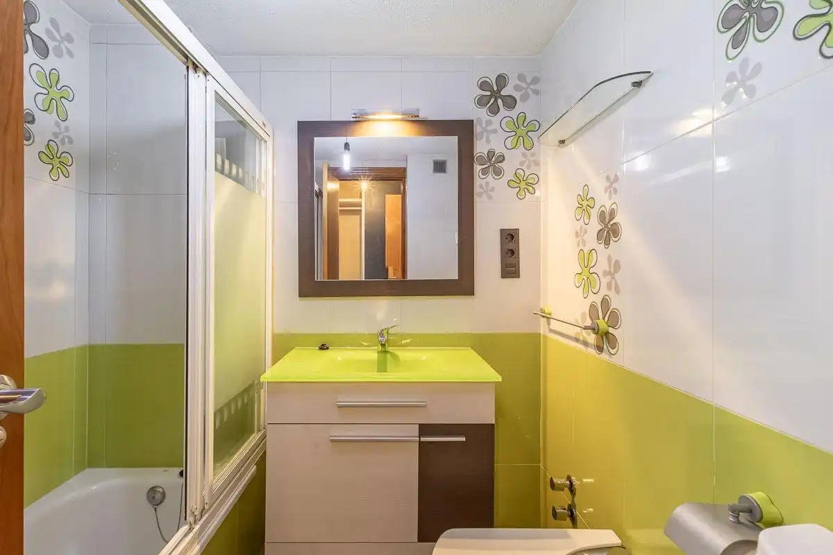 Badezimmer von Wohnung zur Miete in Granada mit Heizung und Gemeinschaftspool