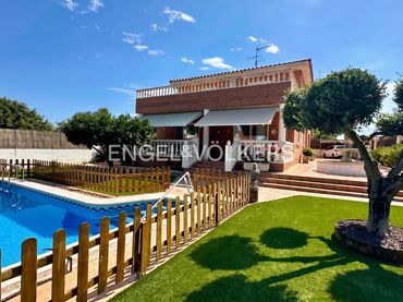 Casa con balcone in vendita a Carrer Montsant 1
