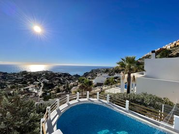 Villa avec balcon à vendre à Cumbre del Sol