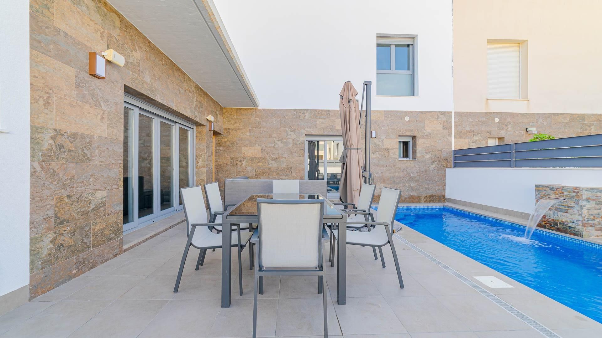 Terrassa de Casa o xalet en venda en Daya Vieja amb Aire condicionat, Jardí privat i Piscina