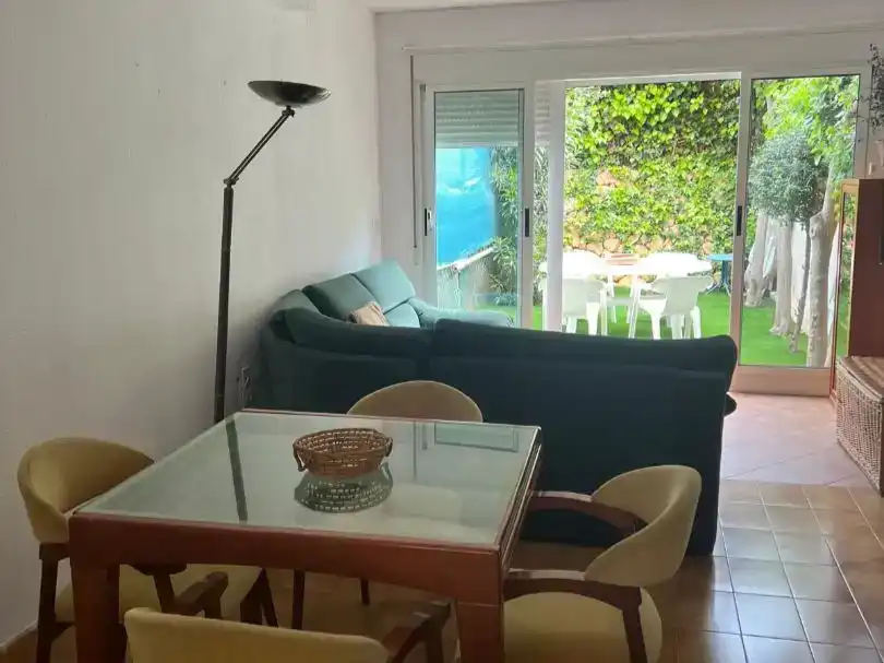 Wohnzimmer von Einfamilien-Reihenhaus zur Miete in Benidorm mit Klimaanlage, Privatgarten und Schwimmbad