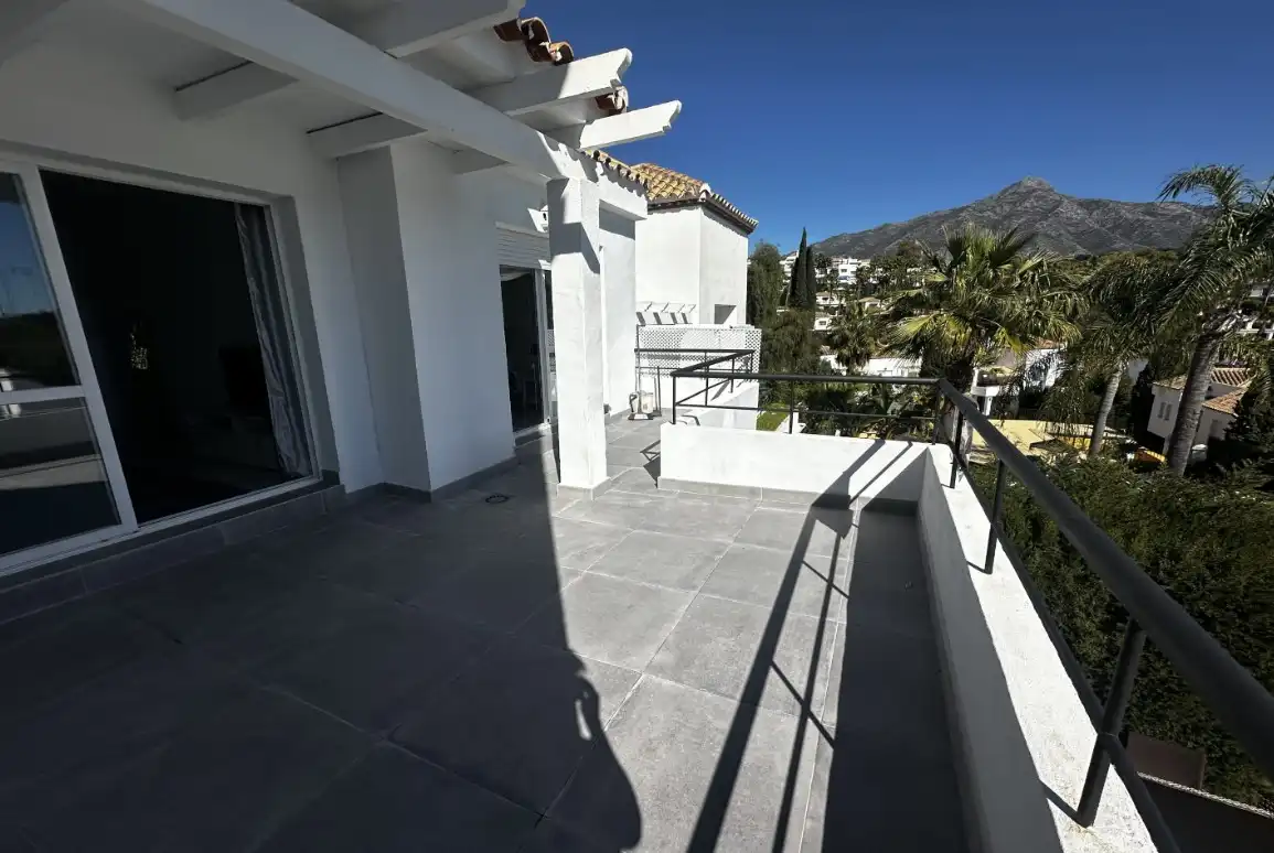 Terrasse von Wohnungen zum Verkauf in Marbella mit Klimaanlage, Privatgarten und Terrasse
