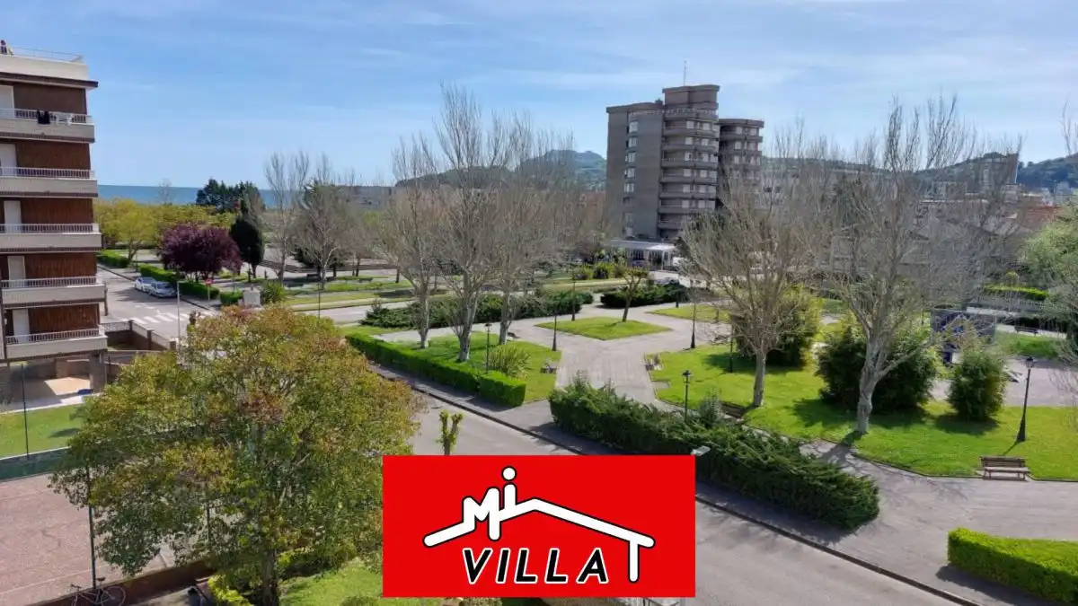Vista exterior de Piso de alquiler en Laredo con Calefacción, Terraza y Amueblado