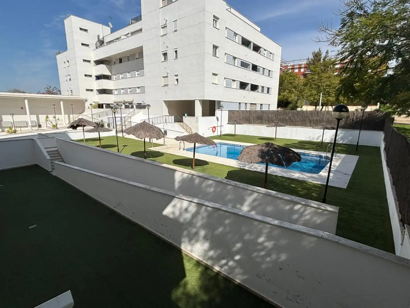 Schwimmbecken von Wohnung zum Verkauf in Bormujos mit Klimaanlage, Terrasse und Abstellraum