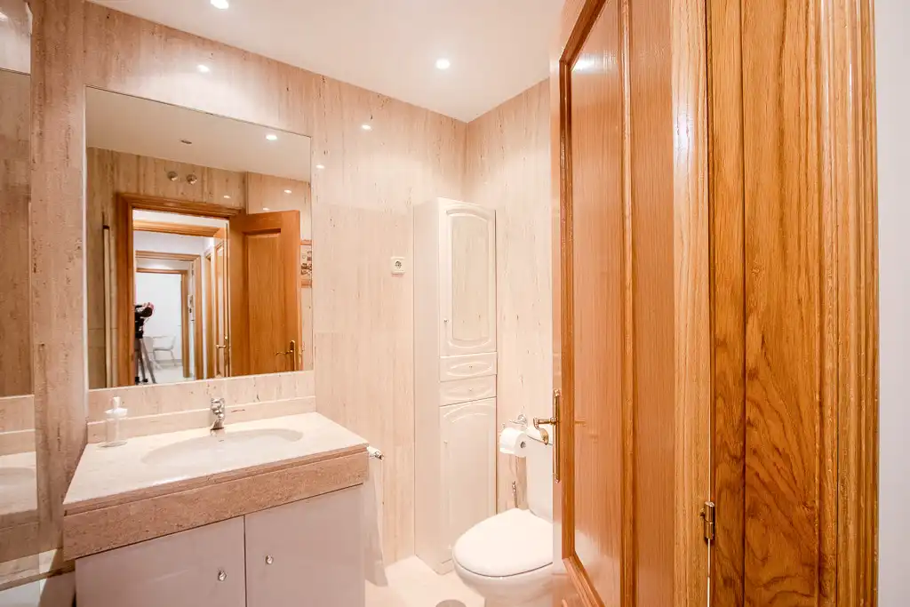 Bathroom of Flat for rent in Madrid  with Air Conditioner, Private garden and Storage room