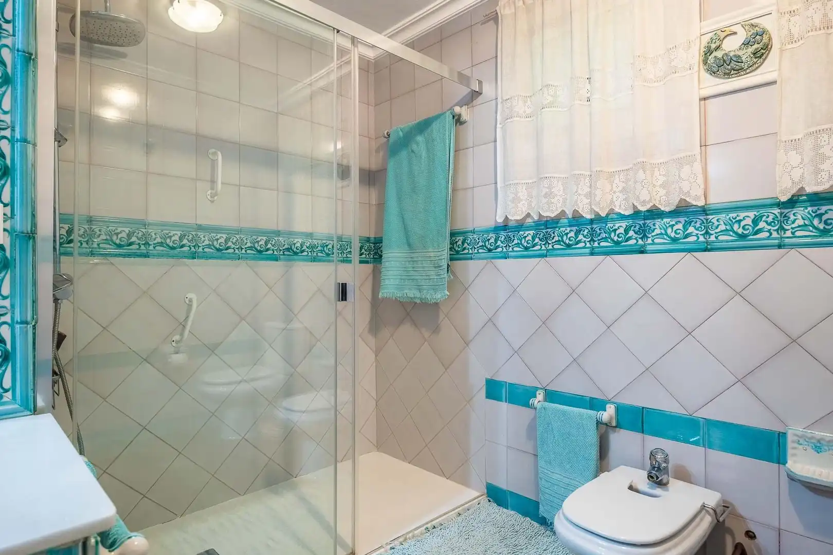 Badezimmer von Haus oder Chalet zum Verkauf in Tomares mit Klimaanlage, Heizung und Privatgarten