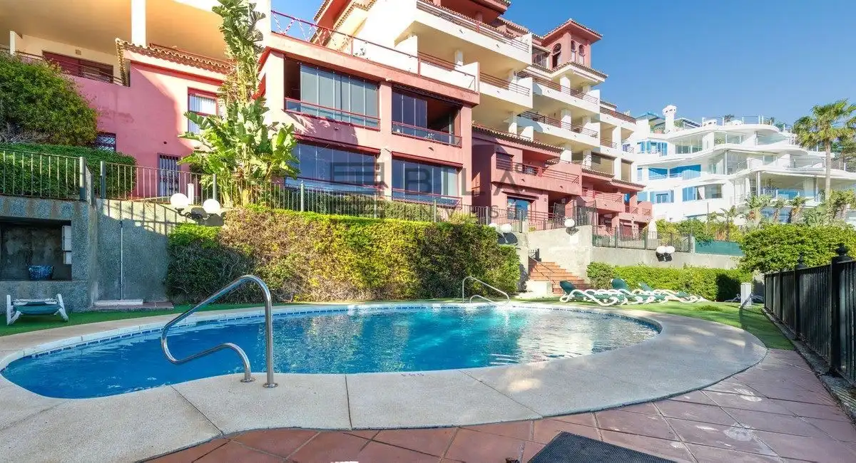 Flat with pool for sale in Torrequebrada, imagen 2