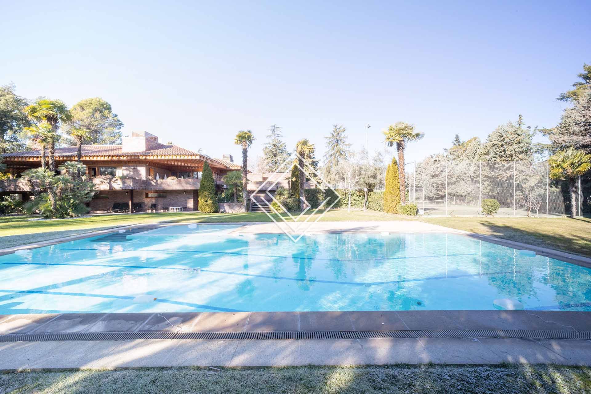 Piscina de Casa o xalet en venda en  Madrid Capital