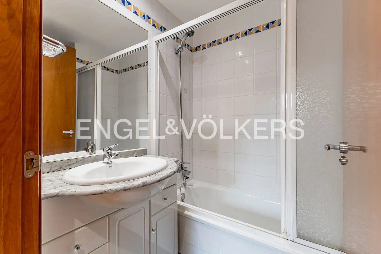 Badezimmer von Einfamilien-Reihenhaus zum Verkauf in Barcelona mit Heizung