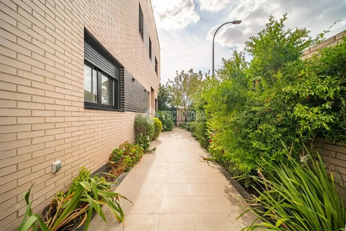 Vista exterior de Casa adosada en venta en Mejorada del Campo con Alarma y Piscina comunitaria