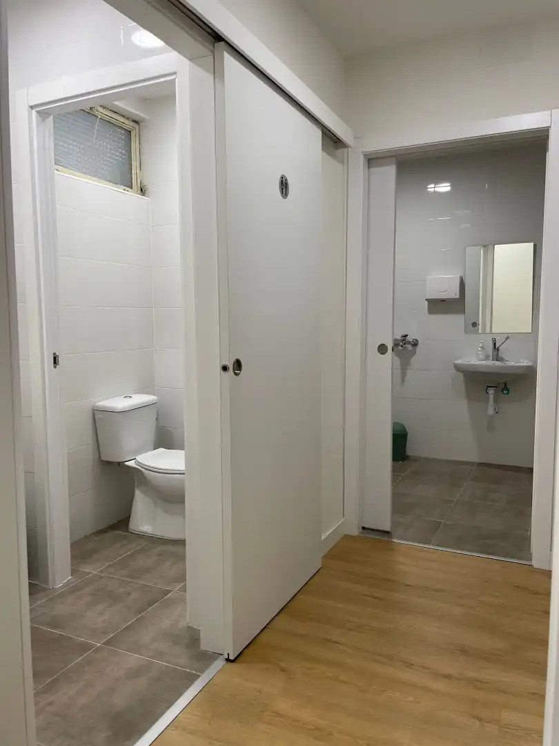 Bathroom of Commercial properties for sale in Alcorcón  with Air Conditioner and Alarm