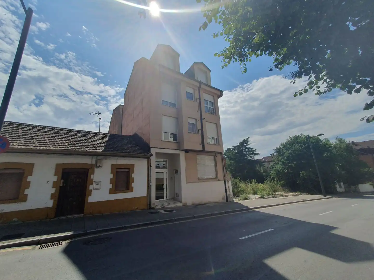 Vista exterior de Pis en venda en Oviedo  amb Calefacció i Traster