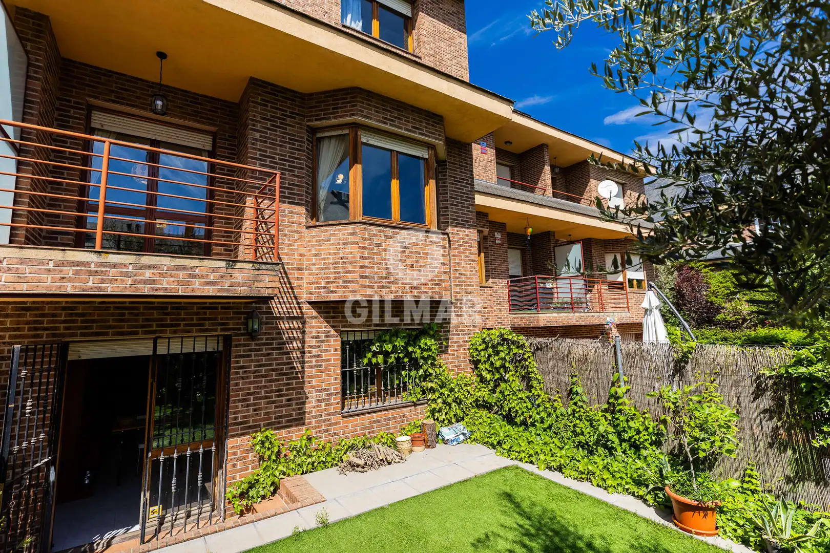 Vista exterior de Casa adosada en venta en Collado Villalba con Calefacción, Jardín privado y Piscina