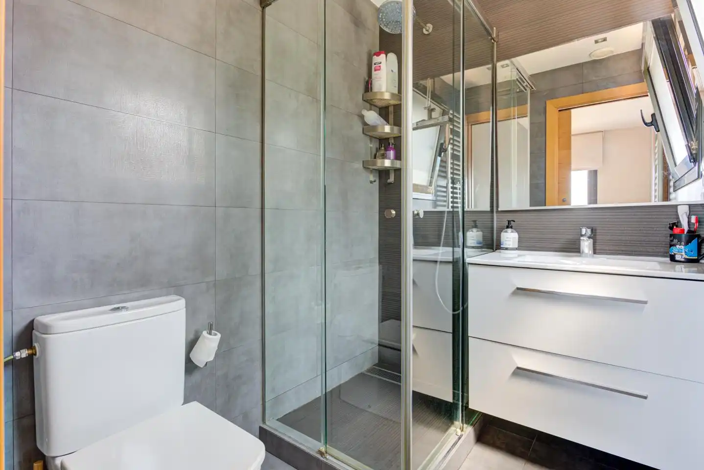 Badezimmer von Haus oder Chalet zum Verkauf in Castelldefels mit Klimaanlage, Heizung und Privatgarten