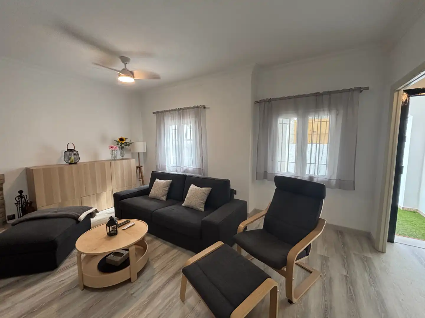 Sala de estar de Casa adosada en venta en Mairena del Aljarafe con Jardín privado, Parquet y Terraza