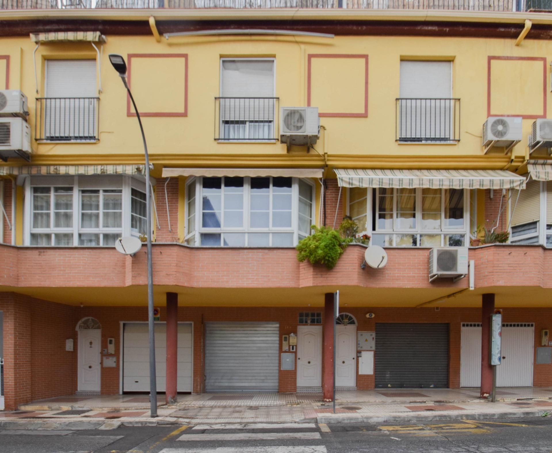 Vista exterior de Casa adosada en venda en Maracena amb Aire condicionat, Terrassa i Traster
