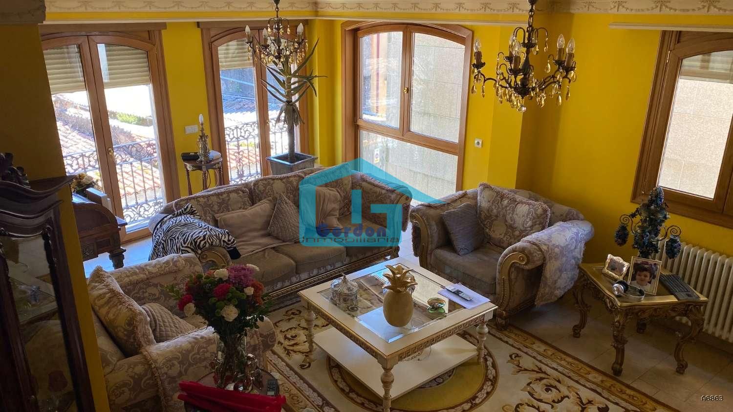 Sala d'estar de Casa o xalet en venda en Vilagarcía de Arousa amb Traster i Moblat