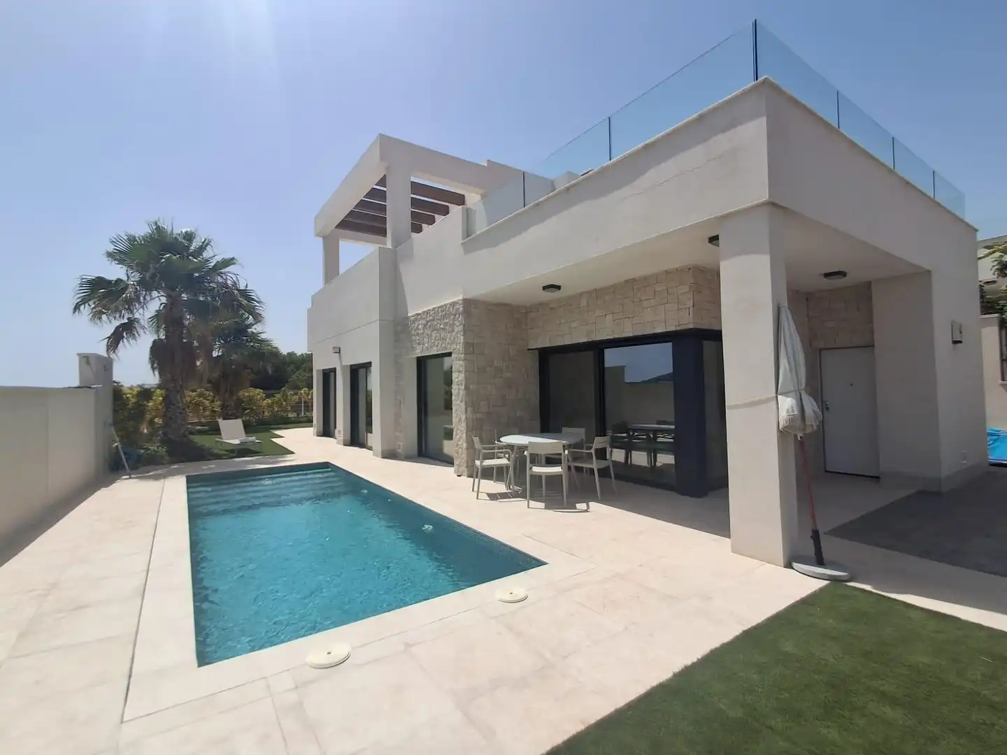 House with pool to rent in Calle PRAGA