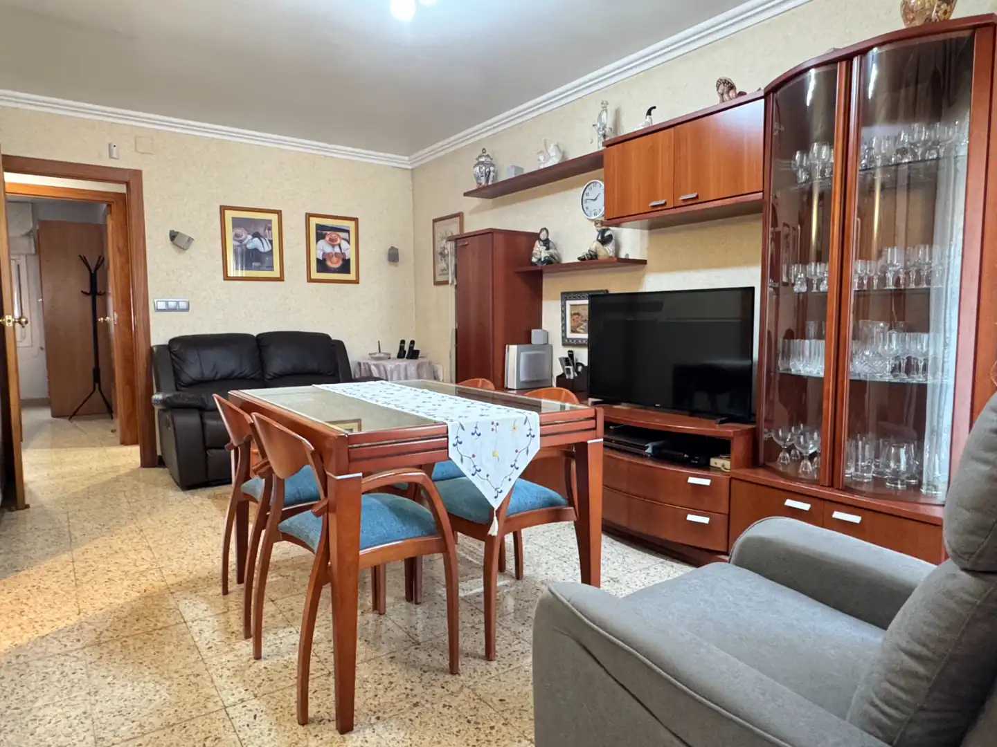 Living room of Flat for sale in Santa Coloma de Gramenet  with Air Conditioner, Balcony and Alarm