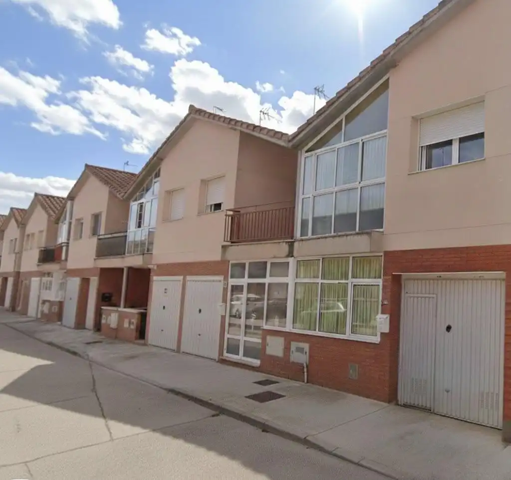 Vista exterior de Casa adosada en venta en Santovenia de Pisuerga con Terraza y Balcón
