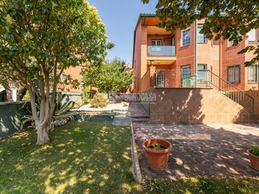 Semi-detached house with balcony for sale in Centro Comercial  - Hospital
