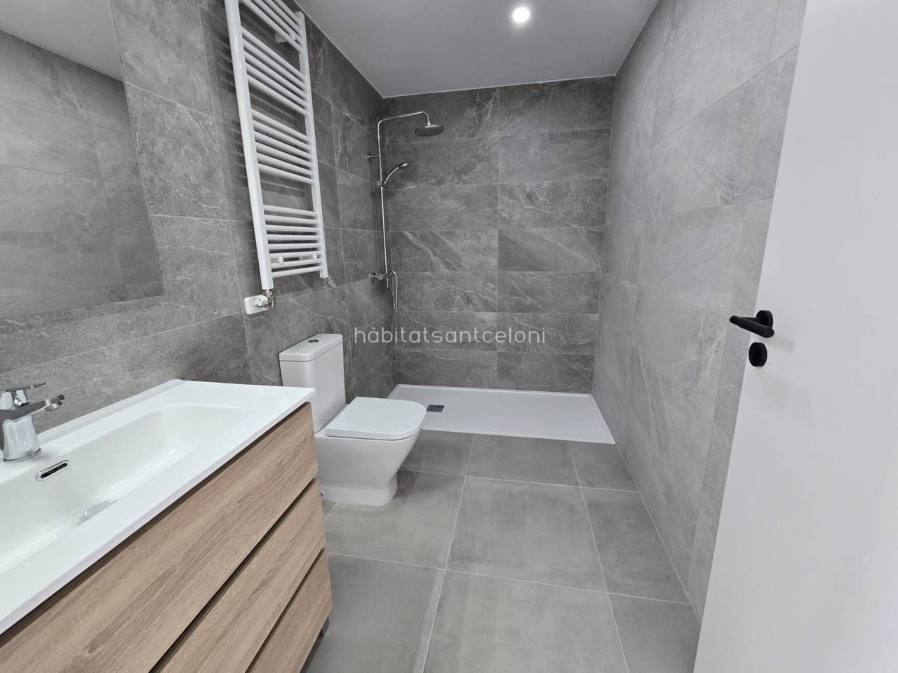 Bathroom of Flat to rent in Hostalric  with Air Conditioner, Heating and Balcony