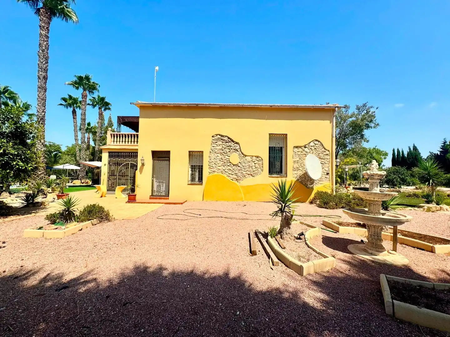 Vista exterior de Casa o xalet en venda en Elche / Elx amb Aire condicionat, Jardí privat i Terrassa