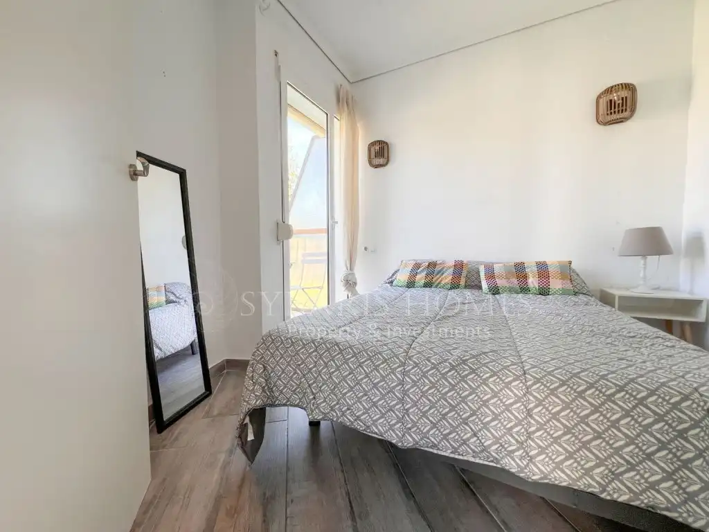 Habitación de Apartamento de alquiler en Dénia con Aire acondicionado, Jardín privado y Piscina