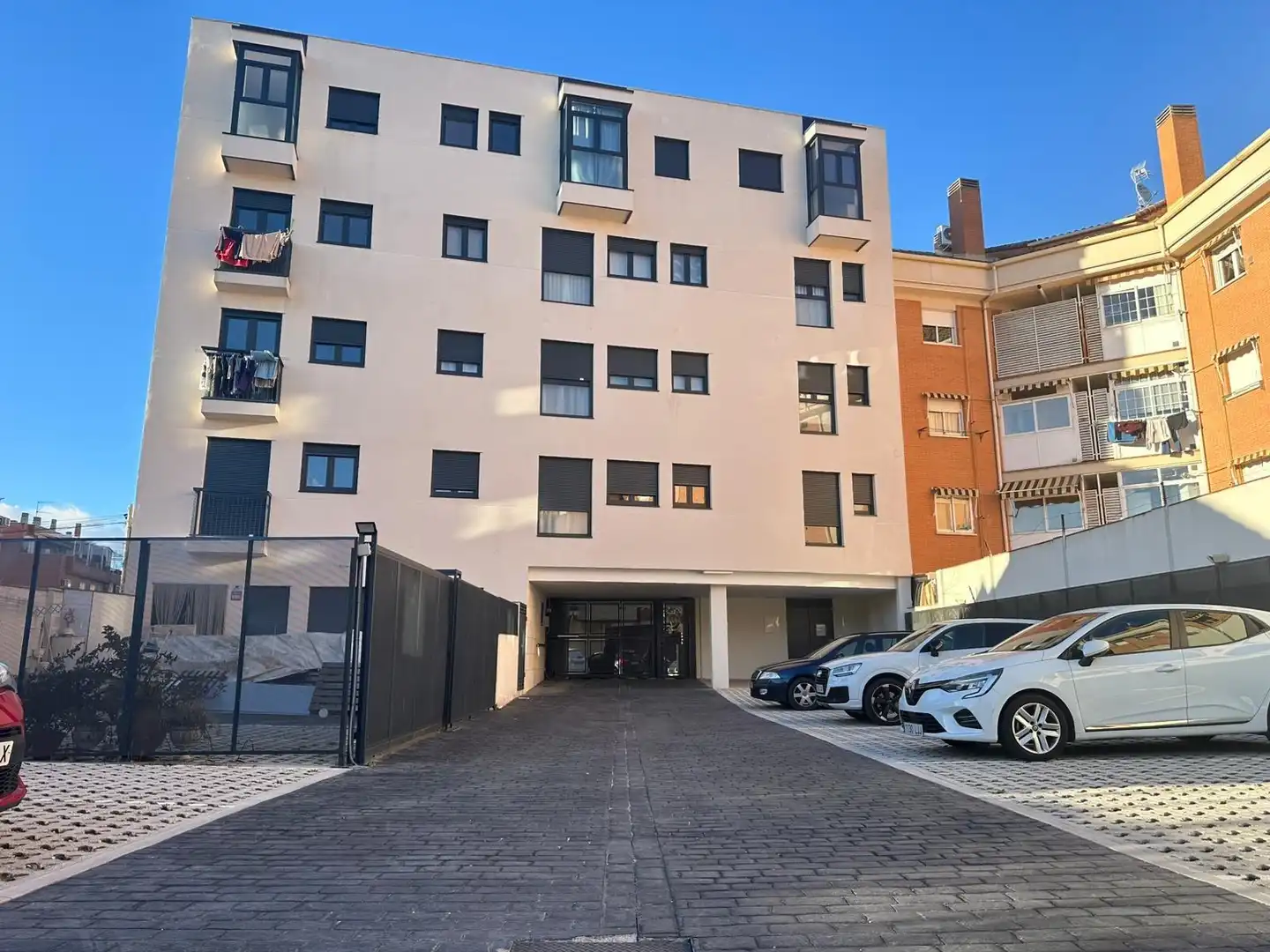 Vista exterior de Piso en venta en Madrid con Calefacción y Piscina comunitaria