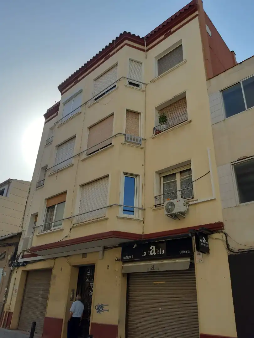 Außenansicht von Wohnung zur Miete in Cornellà de Llobregat mit Ofen, Mikrowelle und Haustiere erlaubt