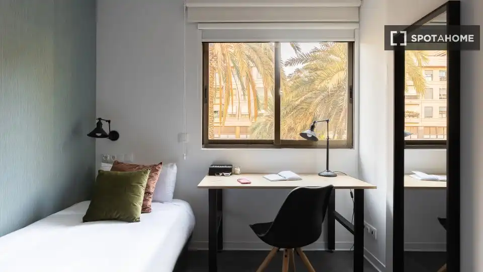 Bedroom of Flat for rent in Valencia  with Air Conditioner, Heating and Furnished