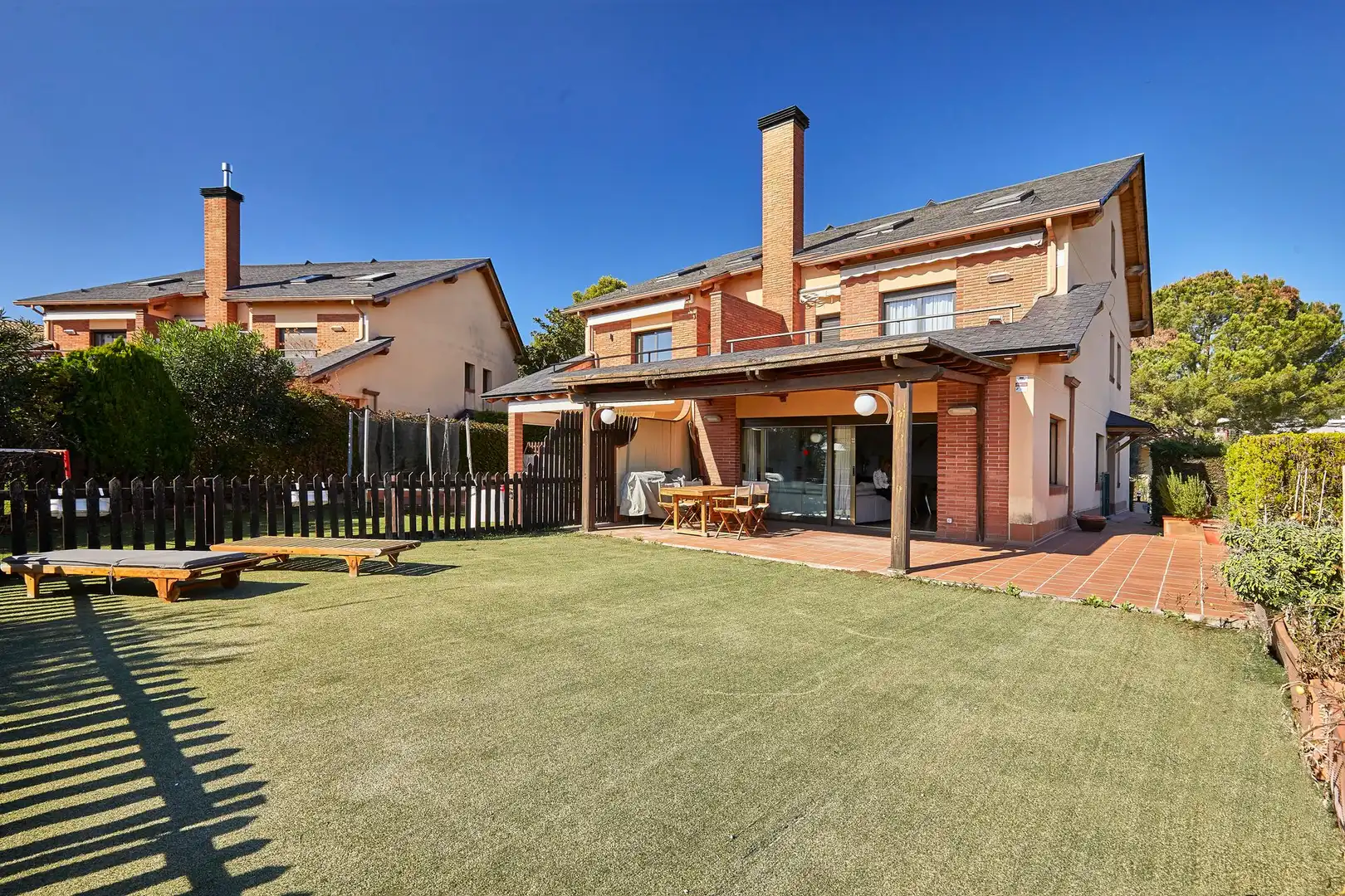 Terrasse von Einfamilien-Reihenhaus zum Verkauf in L'Ametlla del Vallès mit Klimaanlage, Heizung und Privatgarten