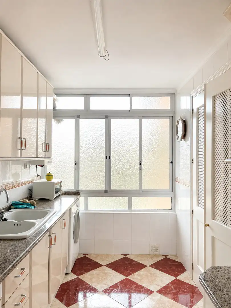 Küche von Wohnung zum Verkauf in Málaga mit Klimaanlage, Terrasse und Abstellraum