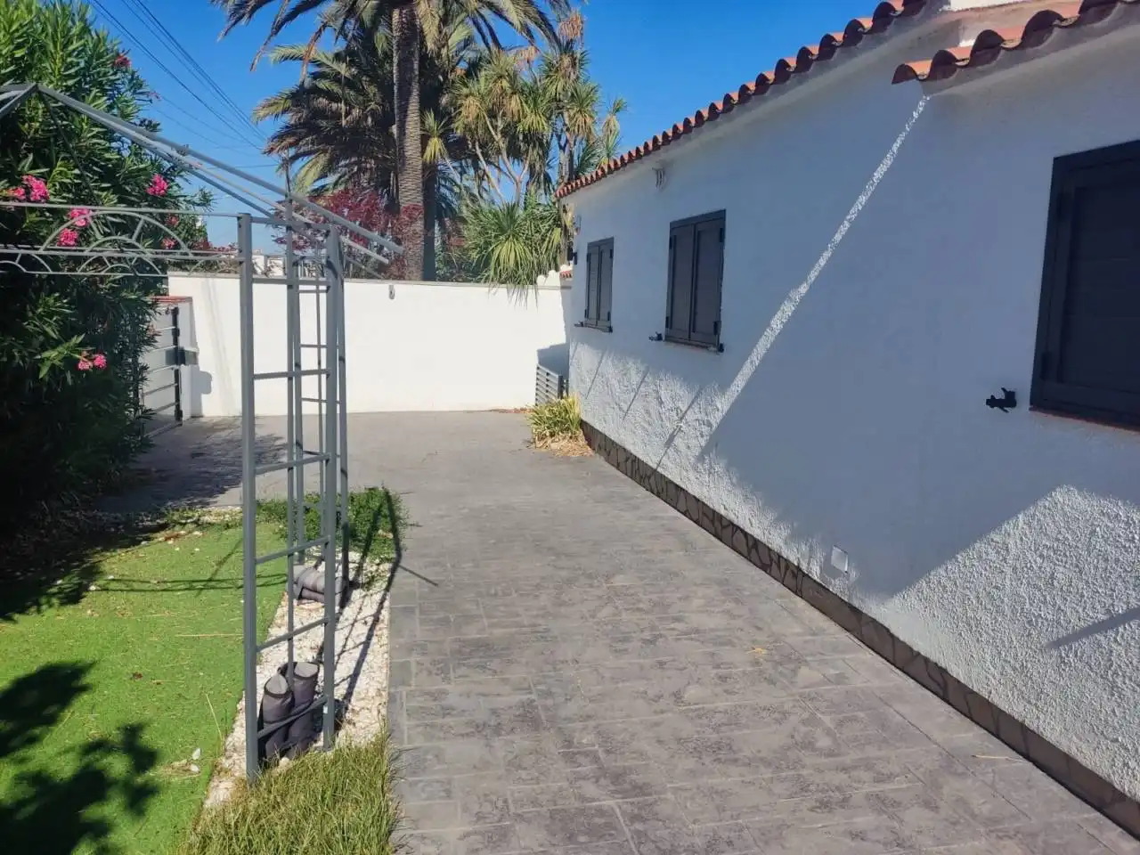 Detached house with pool for sale in Pasaje Pani