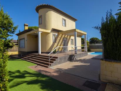 Vista exterior de Casa o xalet en venda en Isla Cristina amb Aire condicionat, Calefacció i Jardí privat