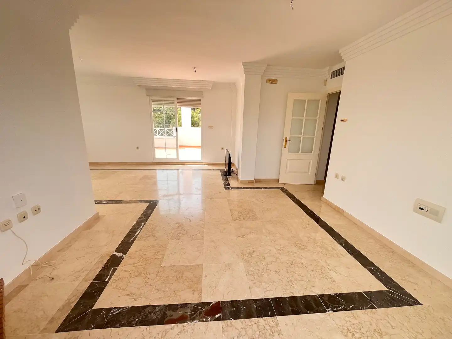 Dachboden zur Miete in Marbella mit Klimaanlage, Terrasse und Abstellraum