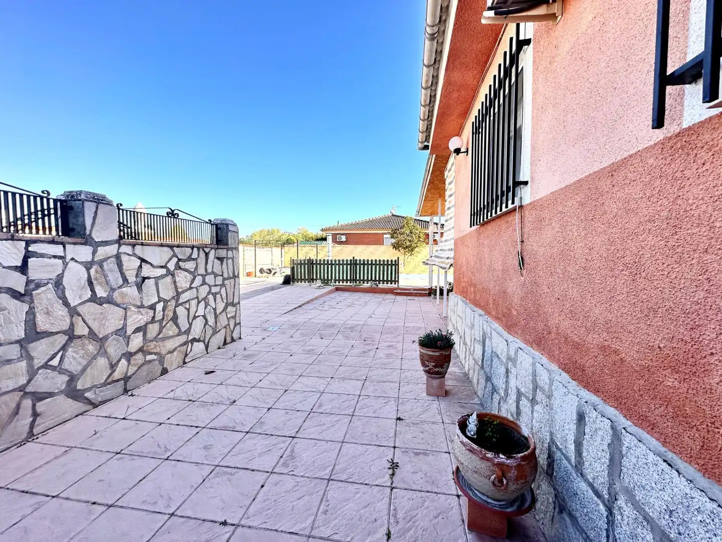 Exterior view of Houses for sale in Escalona  with Air Conditioner, Heating and Private garden