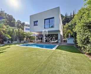 Vista exterior de Casa o xalet de lloguer en Sitges amb Aire condicionat, Calefacció i Piscina