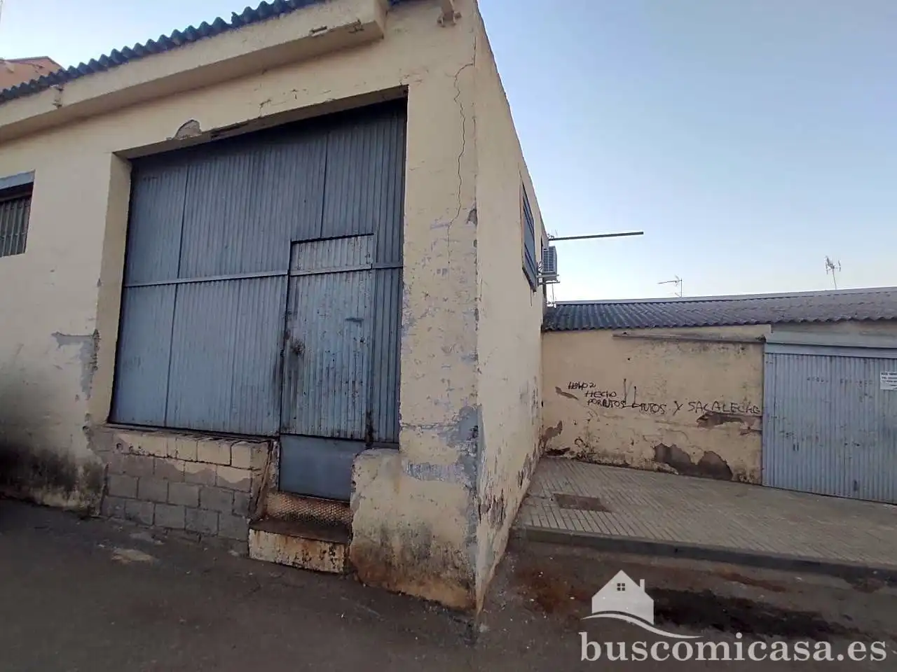 Außenansicht von Fabrikhallen zum Verkauf in Linares