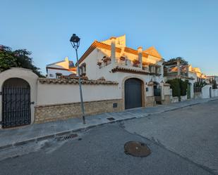 Vista exterior de Casa adosada en venda en Villanueva del Ariscal amb Aire condicionat, Calefacció i Jardí privat