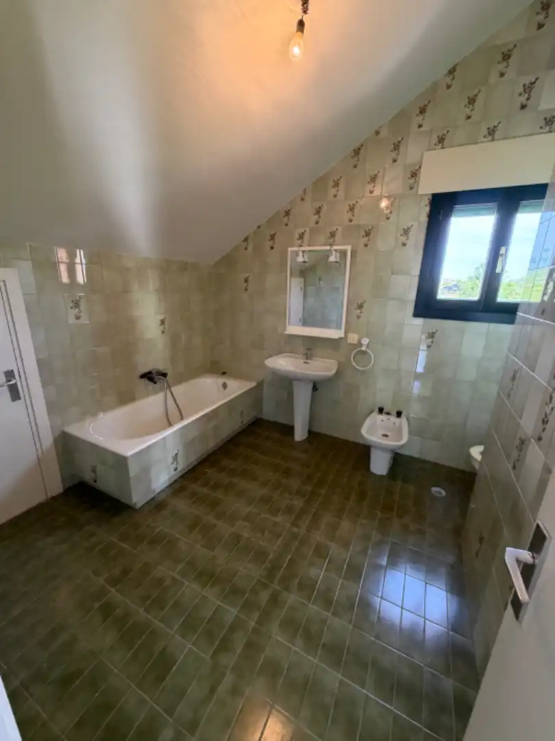 Bany de Casa o xalet en venda en Torrecaballeros amb Calefacció, Jardí privat i Terrassa