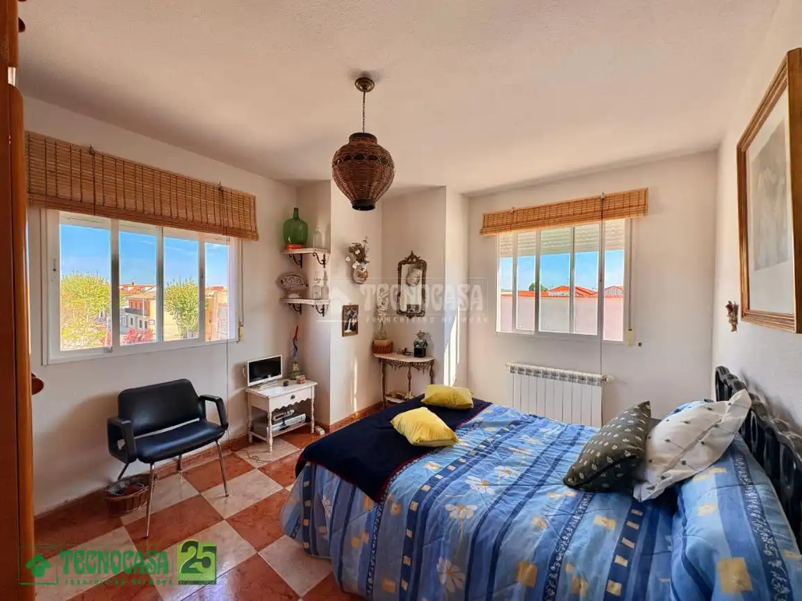 Habitación de Casa adosada en venta en Lillo con Calefacción