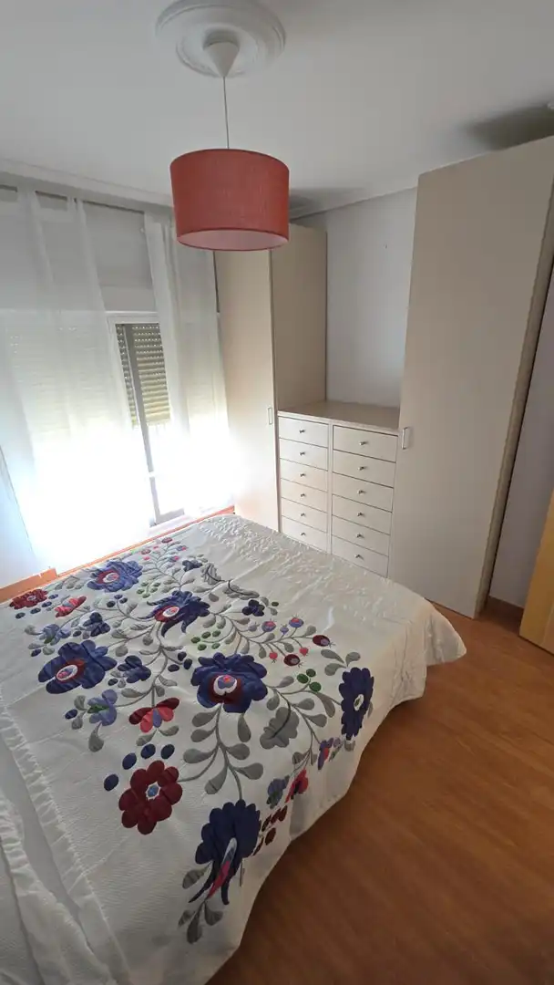 Dormitori de Apartament de lloguer en Cáceres amb Aire condicionat, Calefacció i Moblat