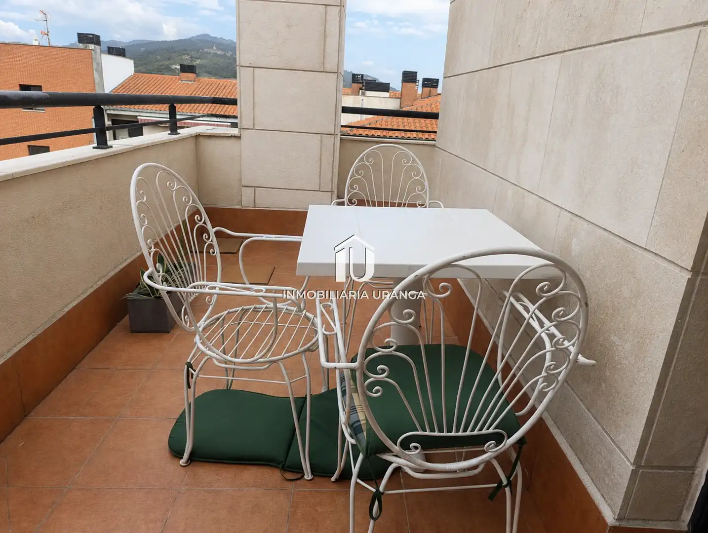 Terraza de Piso en venta en Castro-Urdiales con Calefacción, Terraza y Piscina comunitaria